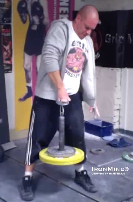 Matti Harju broke the world record on the IronMind Hub at the King Kong grip contest in Finland.  IronMind&reg; | Photo courtesy of Matti Harju