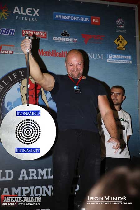 Alexander Asinovsky won the Captains of Crush (CoC) Silver Bullet Hold with a time of 43.33 seconds.  IronMind&reg; | Photo courtesy of www.ironworld.ru.